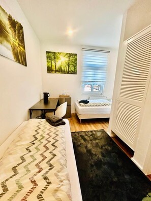 Room - Twin room with | 2 single beds & desk room :12 (Wuppertal)