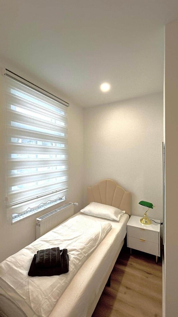 Room - Twin room with | 2 single beds & desk room :12 (Wuppertal)