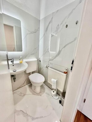 Bathroom - Twin room with | 2 single beds & desk room :12 (Wuppertal)