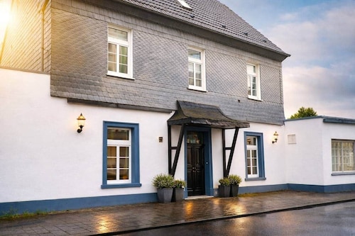 Twin room with | 2 single beds & desk room :12