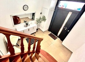 Interior - Double room with bed, desk and refrigerator. room :11 (Wuppertal)