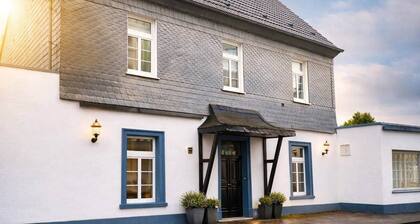 Double room with bed, desk and refrigerator. room :11