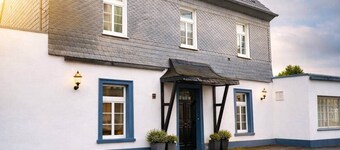 Twin room with | 2 single beds & desk  room :13