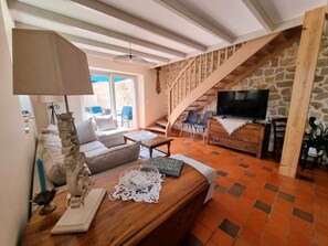 TV - Autrefois-ici, Cozy House Near the City Center (Brioude)