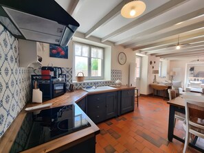 Fridge, microwave, oven, stovetop - Autrefois-ici, Cozy House Near the City Center (Brioude)