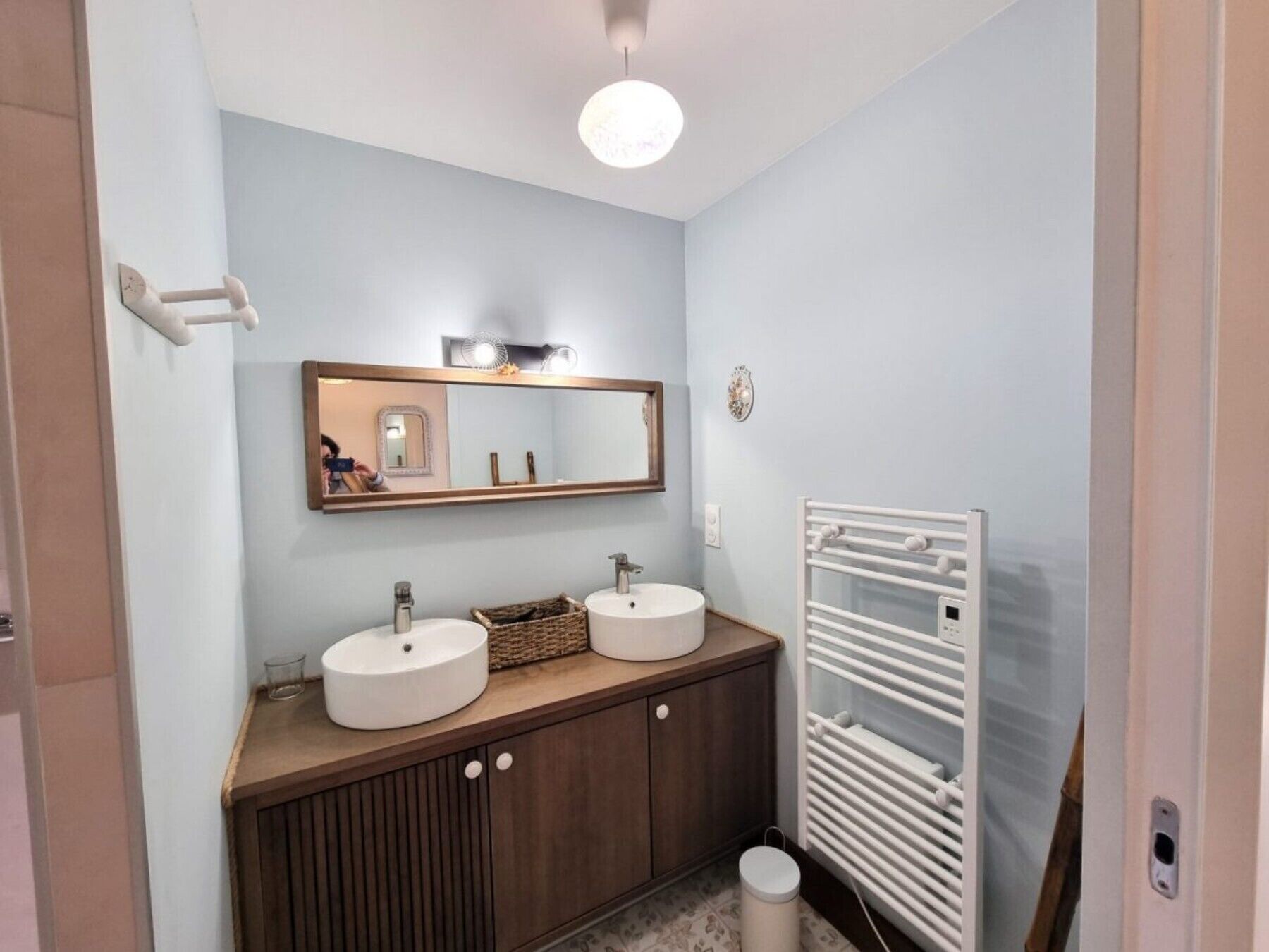 Douche, sèche-cheveux, serviettes fournies