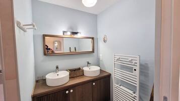 Douche, sĂšche-cheveux, serviettes fournies