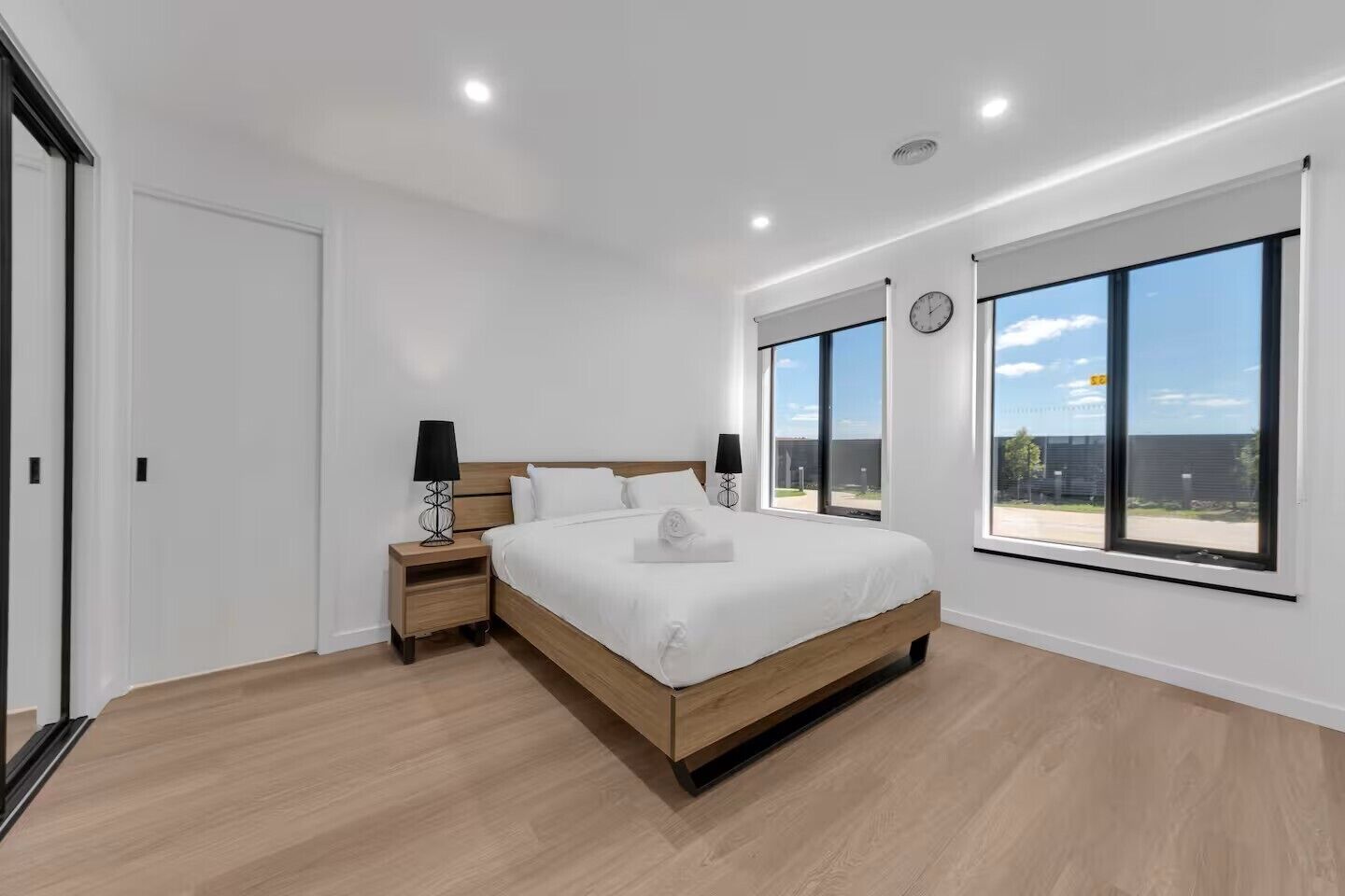 Tabla de planchar con plancha, wifi y ropa de cama 