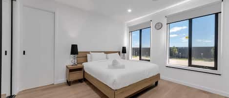 Tabla de planchar con plancha, wifi y ropa de cama