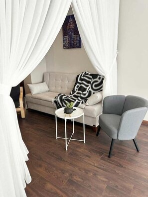 Quarto família, sacada, vista para a cidade | Área de estar