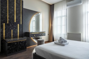 Suite superior, balcón, vistas al mar | Cortinas opacas y sistema de insonorización