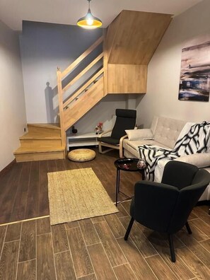 Chambre Familiale, balcon, vue ville | Coin séjour