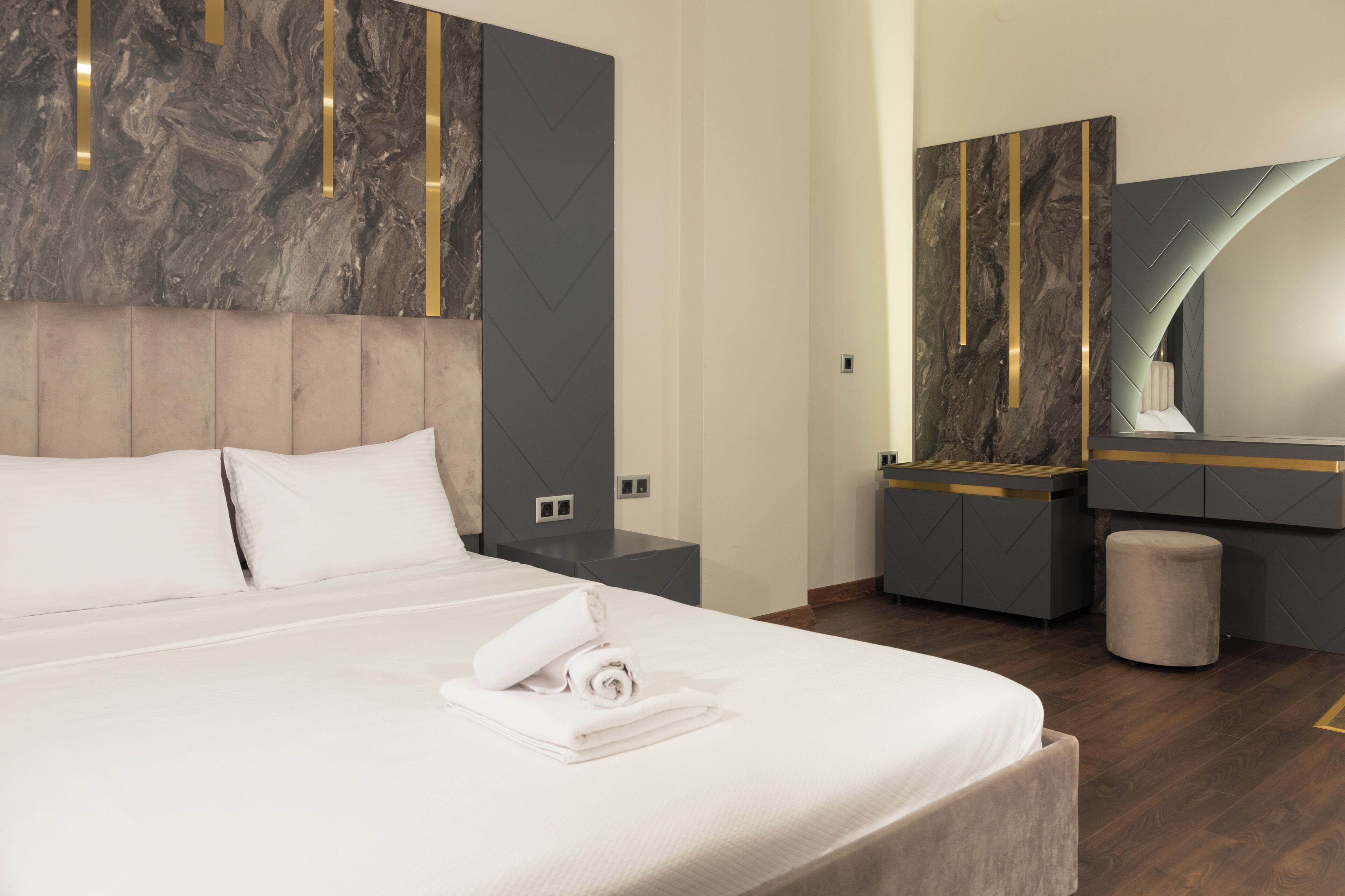 Màn/rèm cản sáng, phòng cách âm, bàn ủi/dụng cụ ủi quần áo 