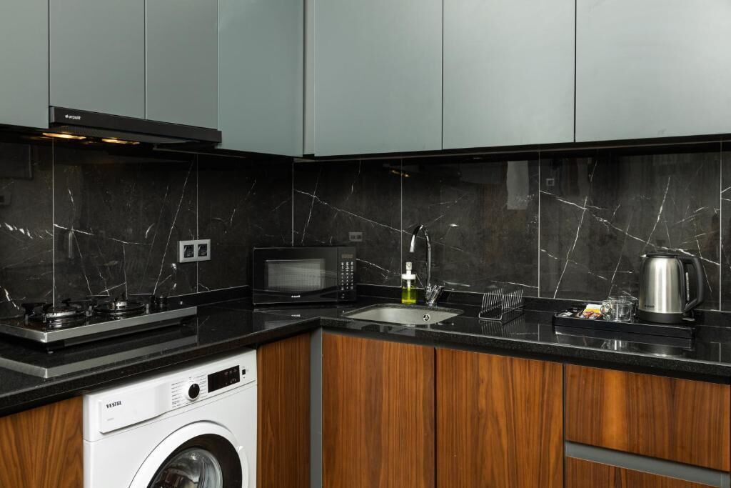 Suite – superior, sjøutsikt | Eget kjøkken | Kjøleskap, mikrobølgeovn, kokeplater og høy barnestol