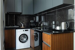 Suíte superior, vista para o mar | Cozinha privada | Geladeira, micro-ondas, cooktop, cadeirão de bebê