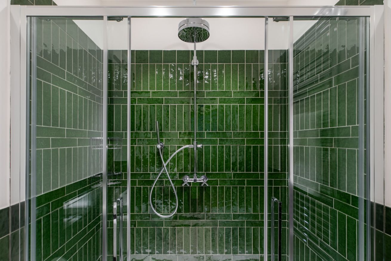 Een douche, een haardroger, een bidet, handdoeken