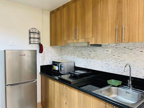 Rom – standard, 1 soverom | Eget kjøkken | Kjøleskap, mikrobølgeovn, kokeplater og oppvaskmaskin