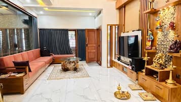 Een smart-tv en boeken