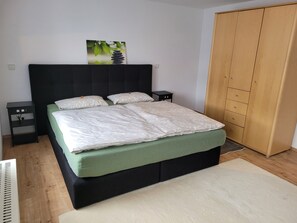 3 habitaciones, tabla de planchar con plancha y cuna de viaje