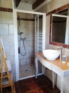 Shower, hair dryer, towels - Cayenne Guest Room with Shared Garden, Wi-Fi, and Air Conditioning (Gras)
