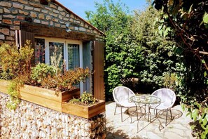 Outdoor dining - Cayenne Guest Room with Shared Garden, Wi-Fi, and Air Conditioning (Gras)