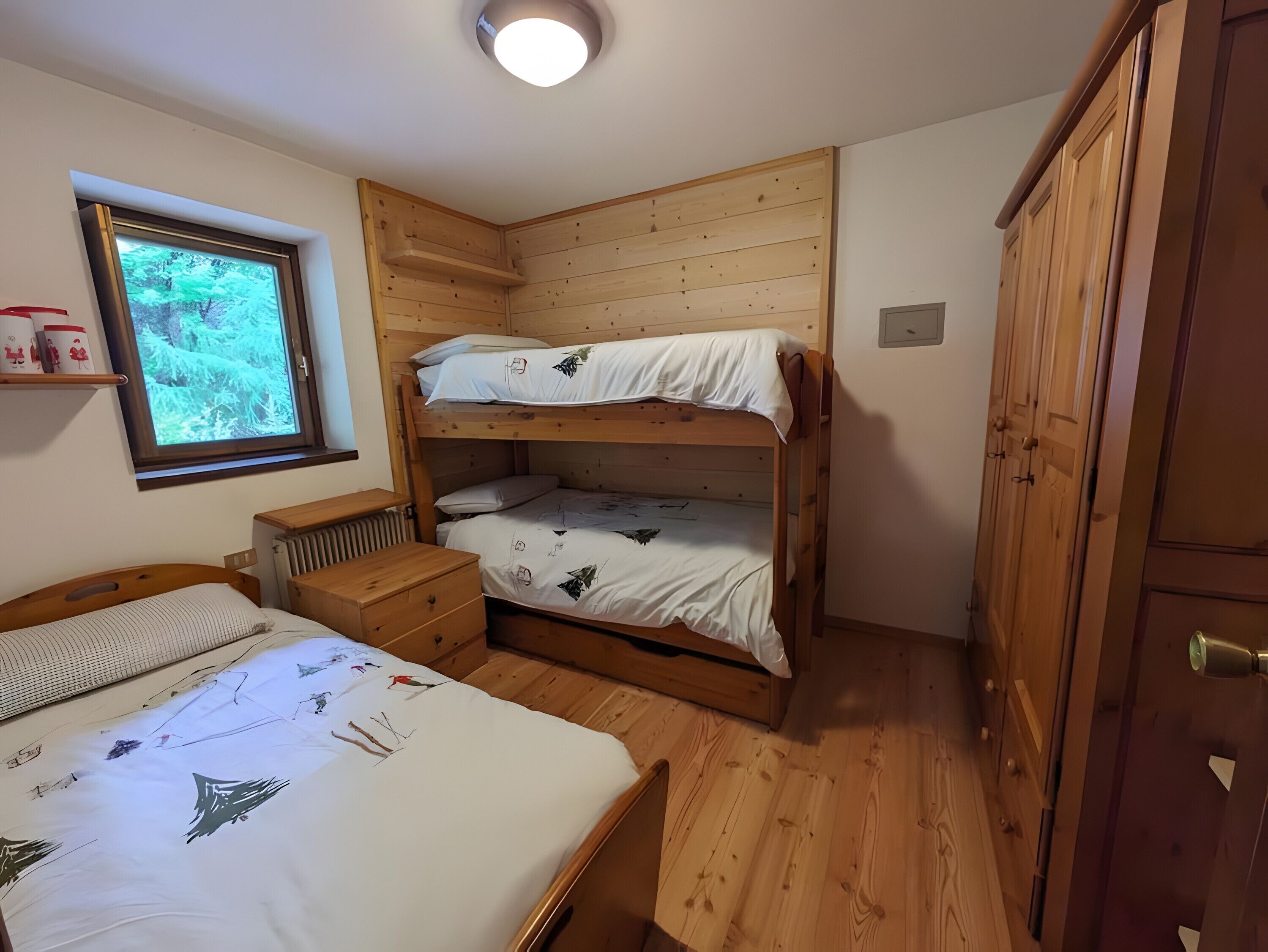 Tabla de planchar con plancha, wifi y ropa de cama 