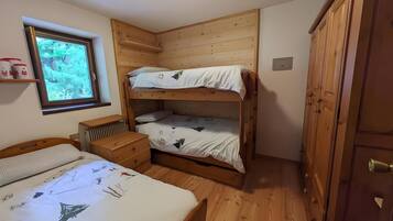 Tabla de planchar con plancha, wifi y ropa de cama