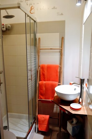 Shower, hair dryer, towels - Guest Room “Toucan” with Private Terrace, Wi-Fi, and Air Conditioning (Gras)