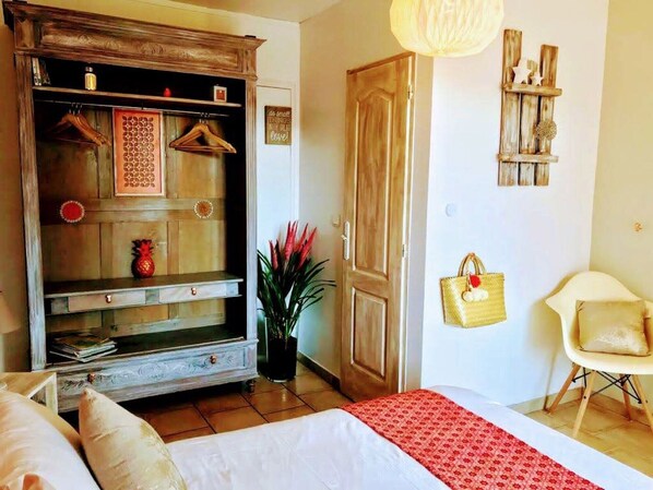 WiFi, bed sheets - Toucan Guest Room with Private Terrace, Wi-Fi, and Air Conditioning (Gras)