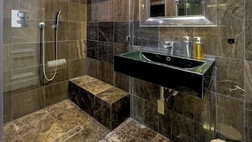 Premium Studio Suite | Bathroom