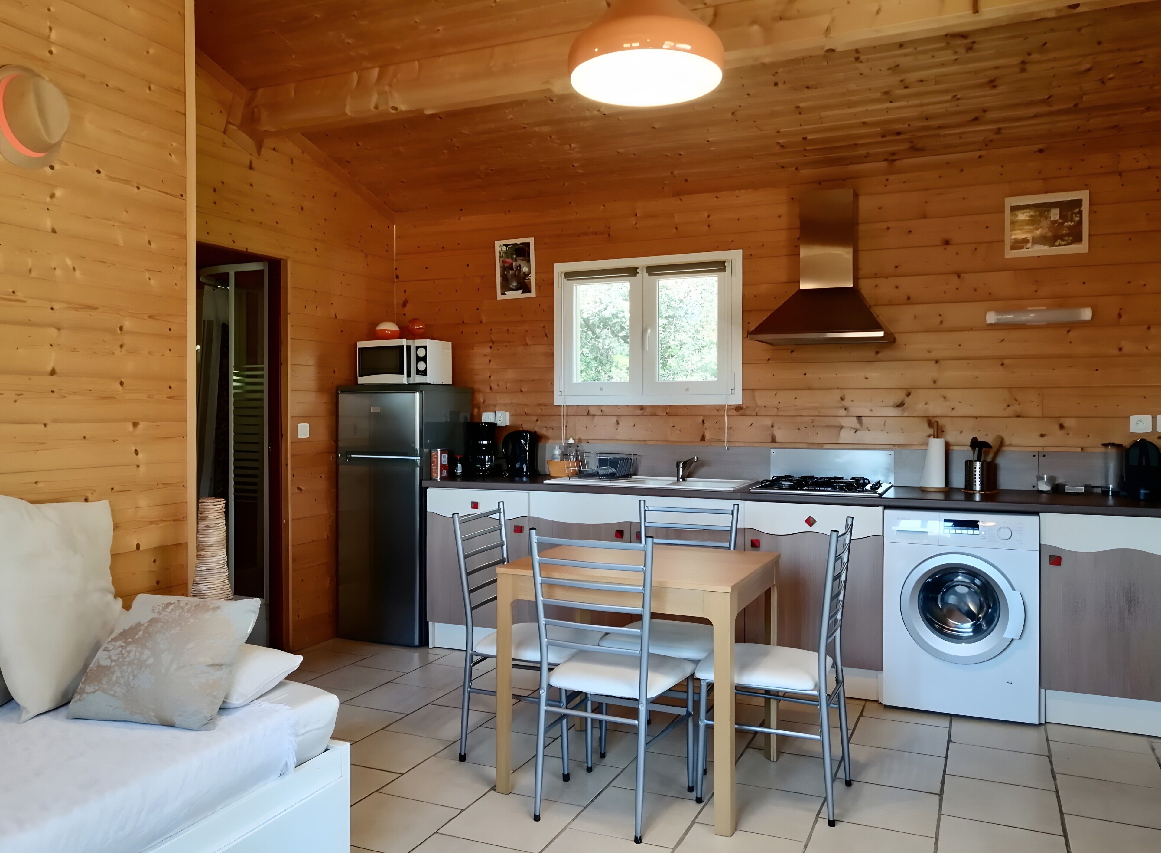 Køleskab, mikrobølgeovn, ovn, kogeplade