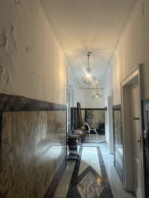 Interior - Charming apartment with balcony surrounded by marble and mosaics - 15 min. to the Duomo (Milano)