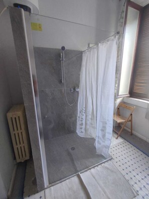 Hair dryer, bidet, towels, soap - Charming apartment with balcony surrounded by marble and mosaics - 15 min. to the Duomo (Milano)