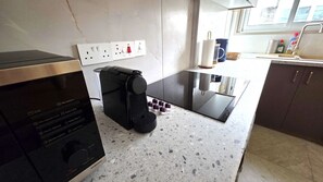 Refrigerador, microondas, placa de cocina, cafetera/tetera