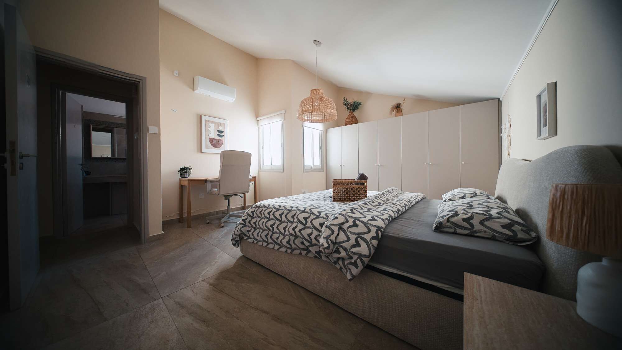 Iron/ironing board, WiFi, bed sheets