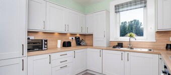 Ideal Work Stays | 3BR | Free Parking | Sleeps 6