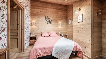 Iron/ironing board, bed sheets