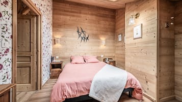 Tabla de planchar con plancha y ropa de cama