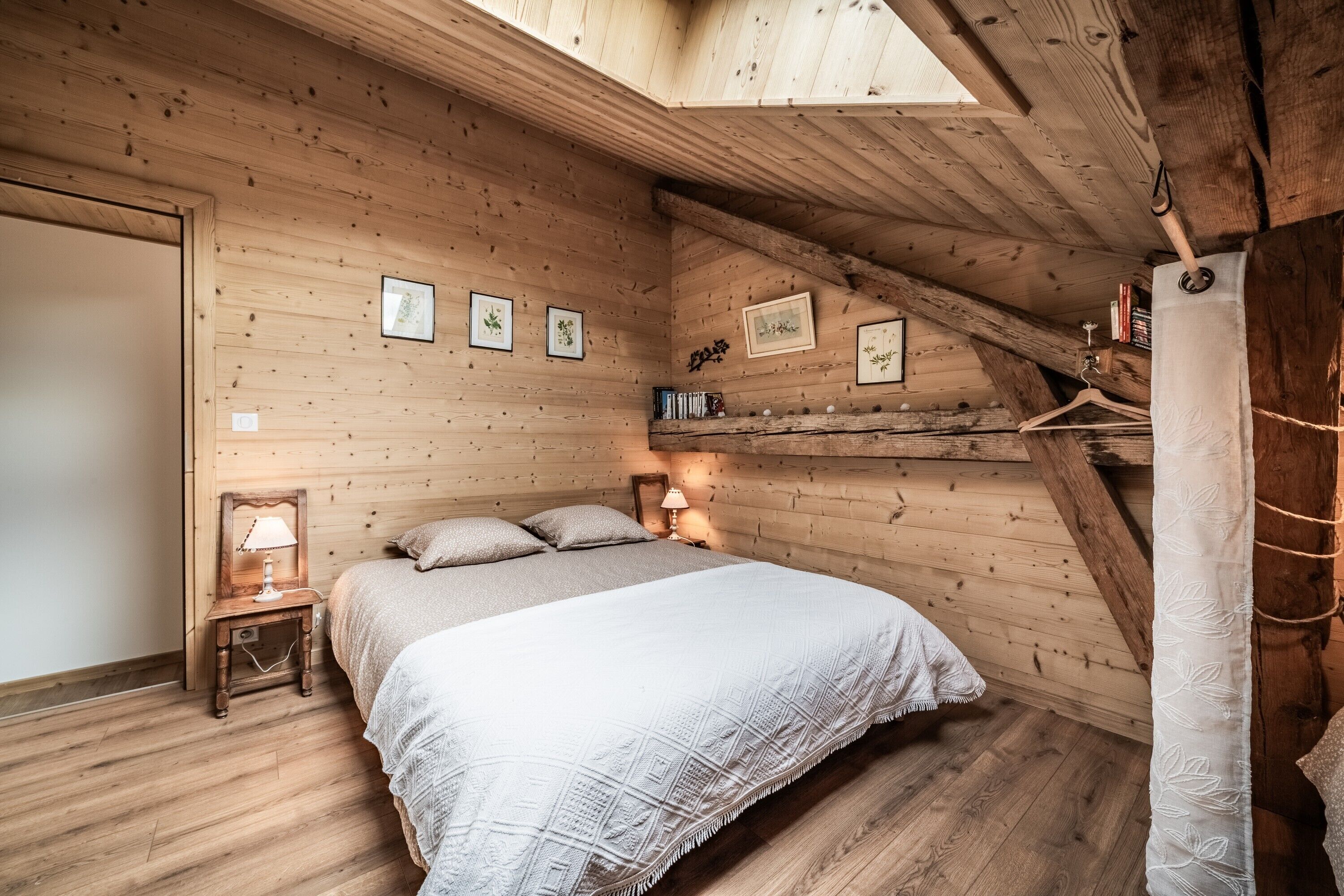 Iron/ironing board, bed sheets