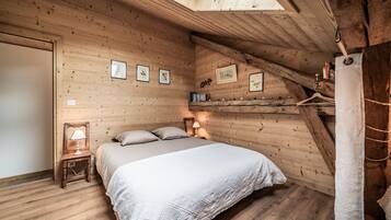 Iron/ironing board, bed sheets