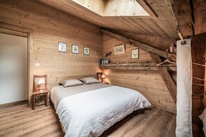 Iron/ironing board, bed sheets