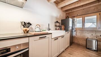 Een koelkast, een oven, een kookplaat, een vaatwasser