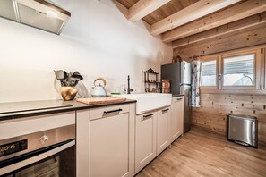 Fridge, oven, stovetop, dishwasher