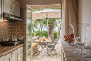 Fridge, microwave, oven, stovetop - Villa Bastiano with private pool - My Rental Homes (Monsummano Terme)