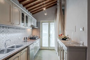 Coffee/tea maker, fridge, microwave, oven - Villa Bastiano with private pool - My Rental Homes (Monsummano Terme)