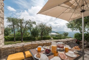 Outdoor dining - Villa Bastiano with private pool - My Rental Homes (Monsummano Terme)