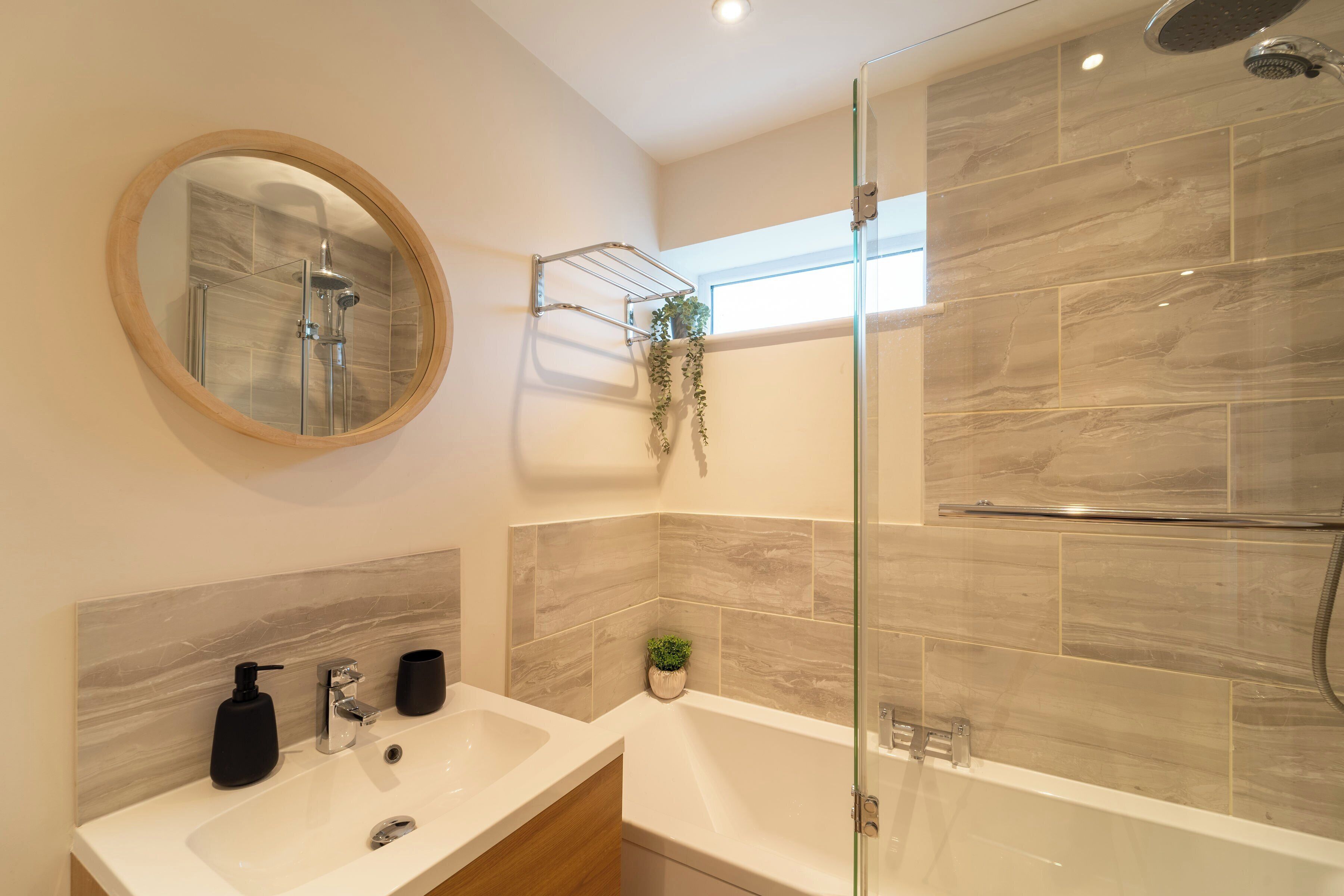 Combined shower/tub, deep soaking tub, hair dryer, towels