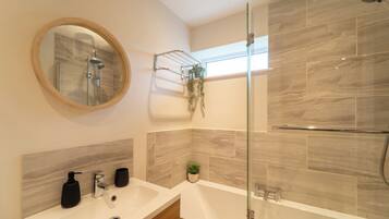 Combined shower/tub, deep soaking tub, hair dryer, towels