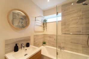 Kombinasi shower/bathtub, bathtub besar, pengering rambut, dan handuk