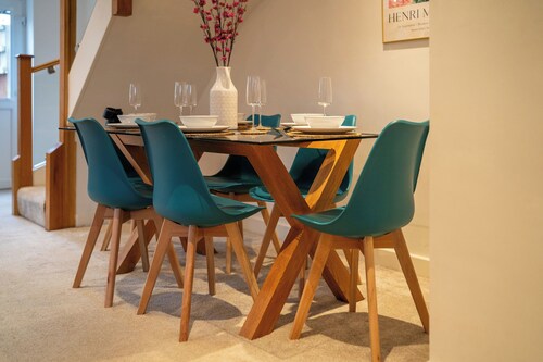 4 Bed House - Cheltenham & Gloucester - Sleeps 8